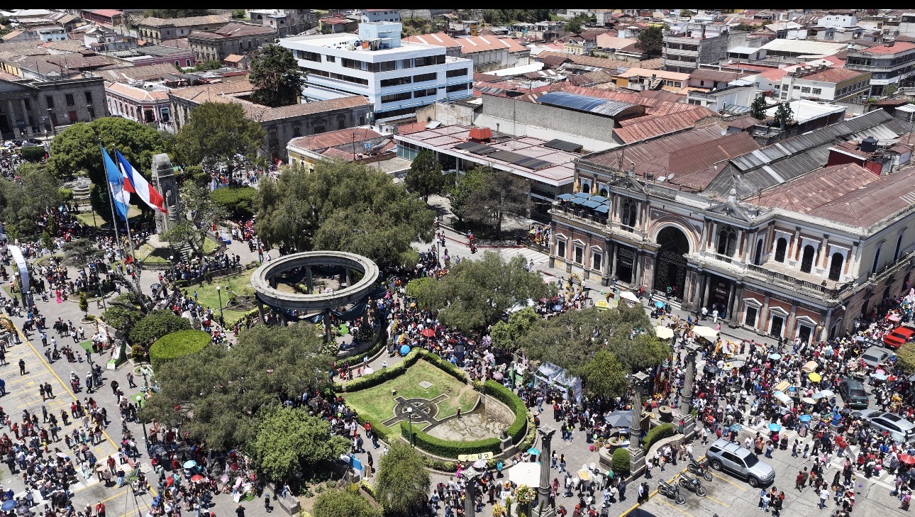 Quetzaltenango florece así se vivió el primer Festival “Entre Pétalos”